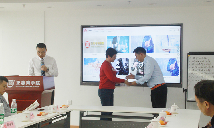 石獅市服裝產(chǎn)業(yè)聯(lián)盟、石獅市染整同業(yè)公會(huì)來我司參訪交流并赴標(biāo)桿項(xiàng)目德永佳參觀學(xué)習(xí)