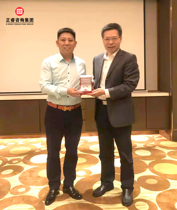 集團創(chuàng)始人合影(左:金濤教授 右:徐地華董事長) 集團創(chuàng)始人合影(左:金濤教授 右:徐地華董事長)