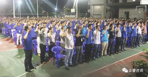 德永佳公司總經(jīng)理吳武平先生現(xiàn)場(chǎng)引領(lǐng)全體管理人員莊嚴(yán)宣誓 德永佳公司總經(jīng)理吳武平先生現(xiàn)場(chǎng)引領(lǐng)全體管理人員莊嚴(yán)宣誓