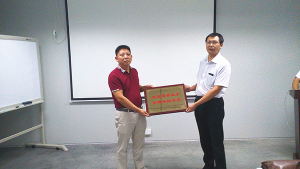 天行健贈(zèng)送正睿咨詢效益提升能手，管理升級(jí)專家牌匾