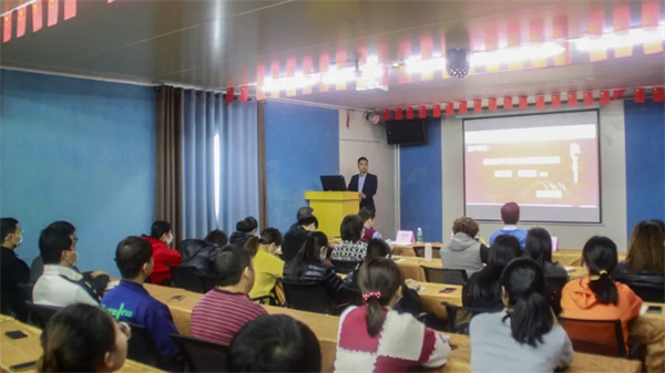 中境總經(jīng)理范紹熙先生發(fā)表講話(huà) 中境總經(jīng)理范紹熙先生發(fā)表講話(huà)