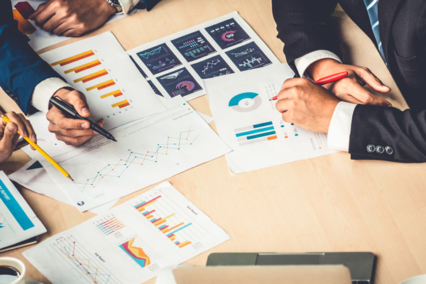 幫助企業(yè)應(yīng)對變革挑戰(zhàn)，實(shí)現(xiàn)組織轉(zhuǎn)型與優(yōu)化