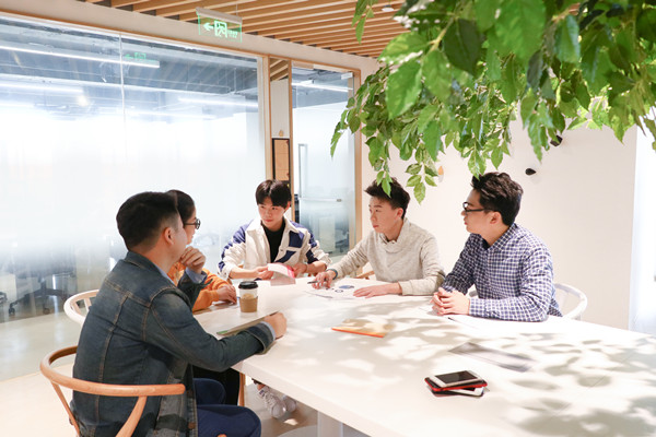 員工培訓(xùn)與發(fā)展：培養(yǎng)人才，提升企業(yè)核心競(jìng)爭(zhēng)力