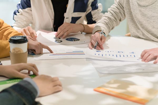 培養(yǎng)組織人才，提升員工素質(zhì)和技能，增強(qiáng)核心競(jìng)爭(zhēng)力