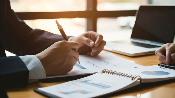 制定策略：根據(jù)目標(biāo)和分析結(jié)果，制定實(shí)現(xiàn)路徑