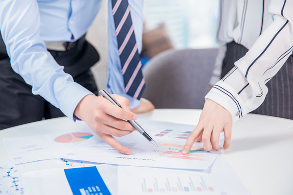 年度經(jīng)營計(jì)劃中的多方面分析和策略制定如何操作？