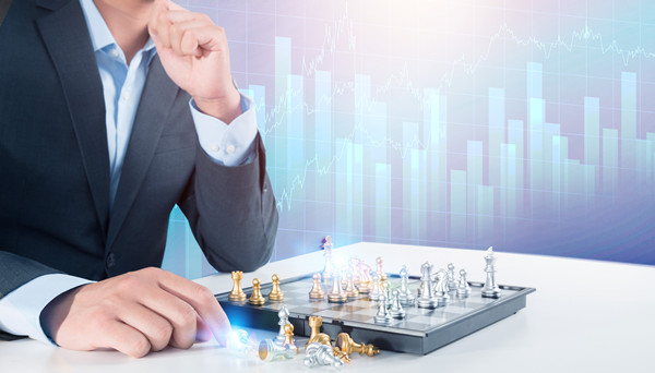 全面評(píng)估戰(zhàn)略風(fēng)險(xiǎn)，及時(shí)調(diào)整戰(zhàn)略方向