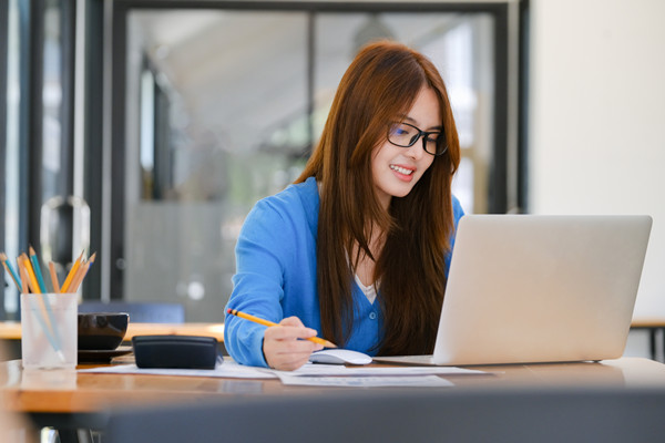 集團(tuán)管控中的財(cái)務(wù)管理：策略、風(fēng)險(xiǎn)與內(nèi)部控制