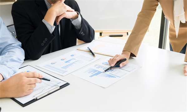 領(lǐng)導(dǎo)力發(fā)展與績(jī)效管理：培養(yǎng)領(lǐng)導(dǎo)力，推動(dòng)組織成功