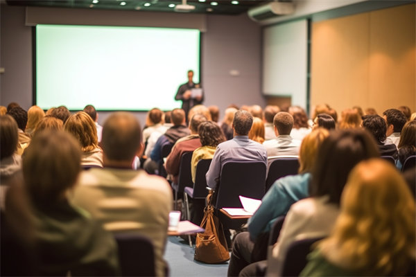 深化員工培訓(xùn)與發(fā)展，提升團(tuán)隊(duì)整體競(jìng)爭(zhēng)力和創(chuàng)新能力