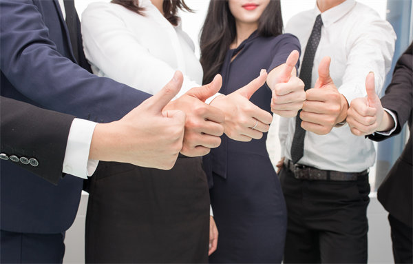 在企業(yè)管理中，專權式和民主式管理各有哪些優(yōu)缺點？