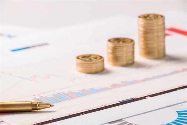 結(jié)合實(shí)際，談?wù)勂髽I(yè)在戰(zhàn)略薪酬設(shè)計(jì)時(shí)要注意哪些問(wèn)題？