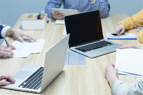 企業(yè)的戰(zhàn)略是精心設(shè)計的，還是臨機應(yīng)變的？