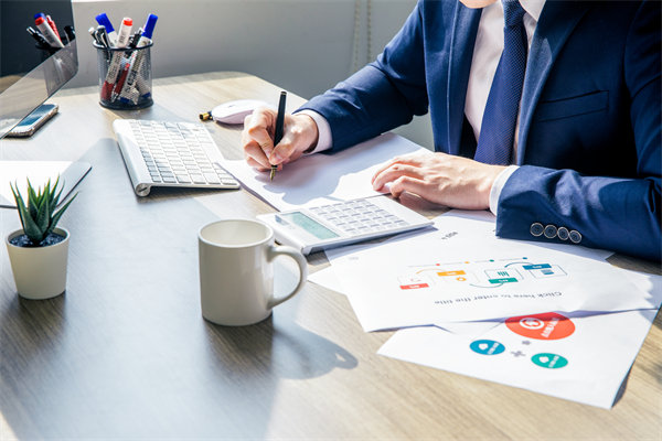 在績(jī)效溝通時(shí)，如何給員工提出改進(jìn)意見(jiàn)促進(jìn)績(jī)效增長(zhǎng)？