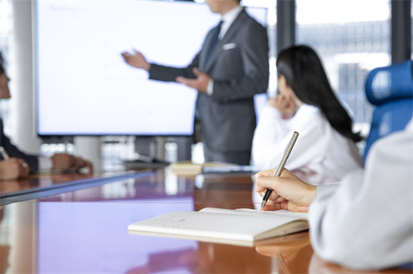 如何保證企業(yè)的年度工作方向與經(jīng)營目標(biāo)保持一致？