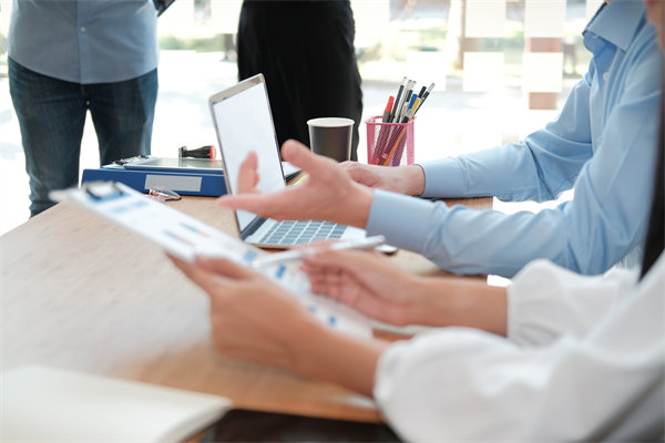 如何科學(xué)設(shè)定KPI，確?？冃Э己思裙接指咝В? />
</p>
<p>
	　　<strong>三、確保KPI的公平性和透明度</strong>
</p>
<p>
	　　確保KPI（關(guān)鍵績效指標(biāo)）的公平性和透明度是建立有效績效考核體系的重要基石。這不僅有助于提升員工的信任度和參與度，還能促進(jìn)組織的整體績效改進(jìn)。以下是一些確保KPI公平性和透明度的關(guān)鍵步驟：
</p>
<p>
	　　1、明確溝通KPI的設(shè)定過程
</p>
<p>
	　?。?）全員參與：在設(shè)定KPI時，鼓勵員工和管理層共同參與討論，確保KPI能夠反映實際業(yè)務(wù)需求，并得到廣泛認(rèn)可。
</p>
<p>
	　?。?）解釋背景：向員工解釋KPI設(shè)定的背景、目的和依據(jù)，幫助他們理解KPI與企業(yè)戰(zhàn)略和業(yè)務(wù)目標(biāo)之間的關(guān)聯(lián)。
</p>
<p>
	　　2、保持KPI標(biāo)準(zhǔn)的一致性
</p>
<p>
	　?。?）統(tǒng)一標(biāo)準(zhǔn)：確保不同部門、團(tuán)隊或員工之間的KPI標(biāo)準(zhǔn)保持一致，避免出現(xiàn)雙重標(biāo)準(zhǔn)或偏見。
</p>
<p>
	　?。?）客觀評估：KPI的評估應(yīng)該基于客觀數(shù)據(jù)或可觀察的行為，減少主觀判斷的影響。
</p>
<p>
	　　3、公開透明地分享KPI信息
</p>
<p>
	　?。?）定期公布：定期向全體員工公布KPI的達(dá)成情況，包括個人、團(tuán)隊和組織的績效數(shù)據(jù)。
</p>
<p>
	　　（2）反饋機(jī)制：建立有效的反饋機(jī)制，讓員工能夠了解自己在KPI達(dá)成方面的表現(xiàn)，并有機(jī)會提出疑問或建議。
</p>
<p>
	　　4、公平對待所有員工
</p>
<p>
	　　（1）無偏見評估：確保KPI的評估過程不受個人偏見、歧視或偏好的影響，對所有員工一視同仁。
</p>
<p>
	　　（2）個性化支持：雖然KPI標(biāo)準(zhǔn)應(yīng)保持一致，但應(yīng)為員工提供個性化的支持和指導(dǎo)，幫助他們克服障礙，實現(xiàn)目標(biāo)。
</p>
<p>
	　　5、持續(xù)改進(jìn)和優(yōu)化KPI體系
</p>
<p>
	　?。?）定期審查：定期審查KPI體系的有效性和相關(guān)性，確保其仍然符合企業(yè)戰(zhàn)略和業(yè)務(wù)需求。
</p>
<p>
	　　（2）收集反饋：積極收集員工和管理層對KPI體系的反饋意見，作為持續(xù)改進(jìn)的依據(jù)。
</p>
<p>
	　　（3）靈活調(diào)整：根據(jù)市場變化、組織發(fā)展或員工反饋，靈活調(diào)整KPI體系，確保其始終具有公平性和透明度。
</p>
<p>
	　　6、強(qiáng)調(diào)績效管理的正面目的
</p>
<p>
	　?。?）正面激勵：將KPI作為激勵員工提升績效、實現(xiàn)個人和組織目標(biāo)的工具，而非懲罰或威脅的手段。
</p>
<p>
	　?。?）發(fā)展導(dǎo)向：強(qiáng)調(diào)績效管理的發(fā)展導(dǎo)向，鼓勵員工通過達(dá)成KPI來提升自己的能力和職業(yè)發(fā)展。
</p>
<p>
	　　通過遵循以上步驟，企業(yè)可以建立一個既公平又透明的KPI體系，為員工提供一個清晰、可衡量的績效標(biāo)準(zhǔn)，并激發(fā)他們?yōu)閷崿F(xiàn)企業(yè)目標(biāo)而努力奮斗的熱情。
</p>
<p>
	　　<strong>四、注重過程與結(jié)果的平衡</strong>
</p>
<p>
	　　在績效考核中，注重過程與結(jié)果的平衡是至關(guān)重要的。這種平衡能夠確保評估的全面性，既關(guān)注員工或團(tuán)隊的實際產(chǎn)出（結(jié)果），也重視他們?yōu)閷崿F(xiàn)這些結(jié)果所付出的努力、采用的方法以及展現(xiàn)的能力（過程）。以下是一些實現(xiàn)過程與結(jié)果平衡的關(guān)鍵策略：
</p>
<p>
	　　1、設(shè)定全面的KPI
</p>
<p>
	　?。?）結(jié)果導(dǎo)向的KPI：這些KPI直接衡量產(chǎn)出或成果，如銷售額、客戶滿意度、項目完成率等。它們反映了員工或團(tuán)隊對業(yè)務(wù)目標(biāo)的直接貢獻(xiàn)。
</p>
<p>
	　?。?）過程導(dǎo)向的KPI：這些KPI關(guān)注于實現(xiàn)結(jié)果的過程，如工作效率、團(tuán)隊合作、創(chuàng)新能力、學(xué)習(xí)與發(fā)展等。它們評估了員工或團(tuán)隊在實現(xiàn)結(jié)果過程中展現(xiàn)出的能力和行為。
</p>
<p>
	　　2、強(qiáng)調(diào)過程的重要性
</p>
<p>
	　　（1）明確過程標(biāo)準(zhǔn)：除了設(shè)定結(jié)果導(dǎo)向的KPI外，還應(yīng)明確過程導(dǎo)向的標(biāo)準(zhǔn)和期望。這有助于員工理解在實現(xiàn)結(jié)果的過程中應(yīng)該如何行動。
</p>
<p>
	　?。?）培養(yǎng)良好工作習(xí)慣：鼓勵員工養(yǎng)成良好的工作習(xí)慣，如時間管理、溝通協(xié)作、問題解決等。這些習(xí)慣不僅有助于提升工作效率，還能促進(jìn)個人和團(tuán)隊的發(fā)展。
</p>
<p>
	　　3、平衡評估權(quán)重
</p>
<p>
	　?。?）合理分配權(quán)重：根據(jù)企業(yè)戰(zhàn)略和業(yè)務(wù)需求，合理分配結(jié)果導(dǎo)向和過程導(dǎo)向KPI的權(quán)重。確保兩者在評估體系中得到均衡的考慮。
</p>
<p>
	　　（2）靈活調(diào)整：隨著市場變化、組織發(fā)展或業(yè)務(wù)重點的調(diào)整，靈活調(diào)整KPI的權(quán)重，以保持評估體系的適應(yīng)性和有效性。
</p>
<p>
	　　4、提供過程反饋
</p>
<p>
	　?。?）定期回顧：定期與員工回顧他們的績效表現(xiàn)，不僅關(guān)注結(jié)果，也關(guān)注過程中的表現(xiàn)。這有助于員工了解自己在哪些方面做得好，哪些方面需要改進(jìn)。
</p>
<p>
	　?。?）建設(shè)性反饋：提供具體、建設(shè)性的反饋，幫助員工理解如何改進(jìn)過程以提升結(jié)果。避免僅僅關(guān)注結(jié)果而忽視過程中的努力和成長。
</p>
<p>
	　　5、激勵過程與結(jié)果并重
</p>
<p>
	　?。?）獎勵機(jī)制：建立獎勵機(jī)制，既表彰優(yōu)秀的結(jié)果，也認(rèn)可在過程中展現(xiàn)出的優(yōu)秀行為和能力。這有助于激發(fā)員工的積極性和創(chuàng)造力。
</p>
<p>
	　?。?）發(fā)展機(jī)會：為員工提供發(fā)展機(jī)會，如培訓(xùn)、晉升等，以表彰他們在過程和結(jié)果方面的優(yōu)秀表現(xiàn)。這有助于促進(jìn)員工的長期發(fā)展和忠誠度。
</p>
<p>
	　　6、培養(yǎng)持續(xù)改進(jìn)的文化
</p>
<p>
	　?。?）鼓勵創(chuàng)新：鼓勵員工在追求結(jié)果的過程中嘗試新方法、新思路，以促進(jìn)組織的持續(xù)改進(jìn)和創(chuàng)新。
</p>
<p>
	　?。?）學(xué)習(xí)共享：建立學(xué)習(xí)共享的文化，鼓勵員工分享經(jīng)驗、教訓(xùn)和最佳實踐。這有助于提升整個組織的績效水平和能力。
</p>
<p>
	　　通過注重過程與結(jié)果的平衡，企業(yè)可以建立一個更加全面、公正的績效考核體系。這種體系不僅能夠激勵員工追求優(yōu)秀的業(yè)務(wù)成果，還能夠促進(jìn)他們的個人成長和團(tuán)隊合作，為企業(yè)的長期發(fā)展奠定堅實的基礎(chǔ)。
</p>
<p style=