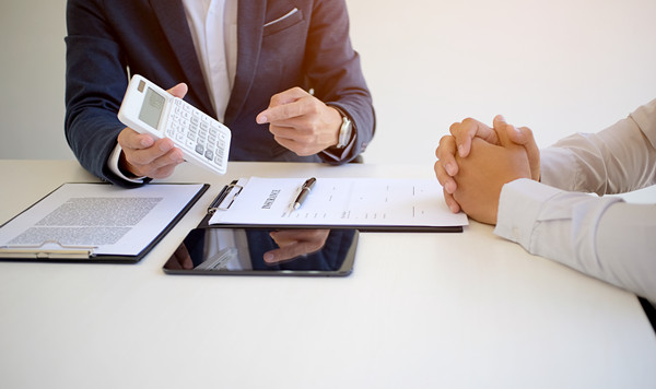 績效管理中，如何有效溝通反饋以促進員工成長？