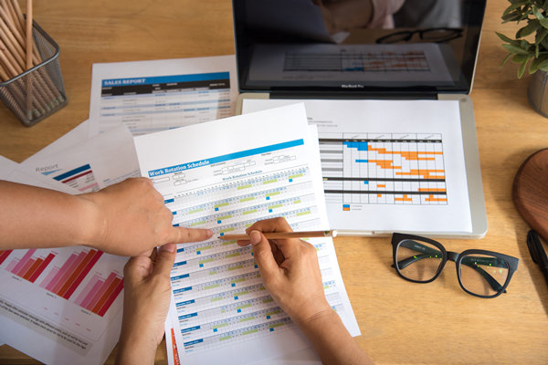 績效管理中，如何有效溝通反饋以促進員工成長？