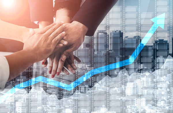 績效管理中，如何有效溝通反饋以促進員工成長？