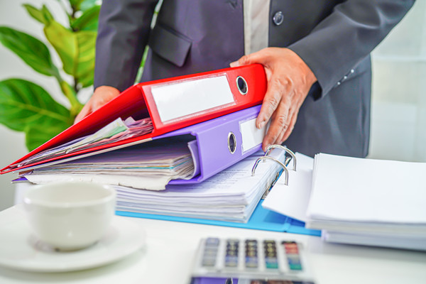 組織規(guī)劃中如何平衡集權(quán)與分權(quán)，促進(jìn)決策效率？