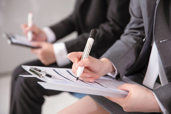 如何設(shè)計高效的組織溝通機制，確保信息暢通無阻？