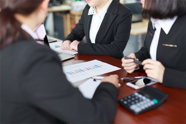 初創(chuàng)企業(yè)如何設定合理的薪酬策略吸引人才？