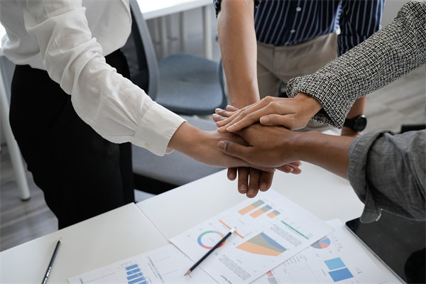 面對多元化團隊，如何實施個性化績效評估策略？