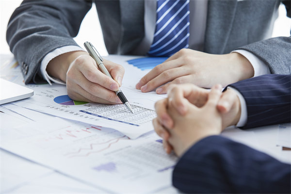 面對(duì)多元化團(tuán)隊(duì)，如何實(shí)施個(gè)性化績(jī)效評(píng)估策略？