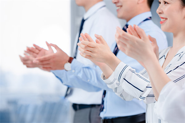 組織變革中，如何管理員工情緒與阻力，確保平穩(wěn)過渡？