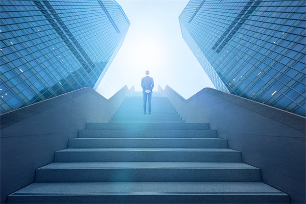 如何平衡新老員工薪酬差異，促進團隊和諧與效率？