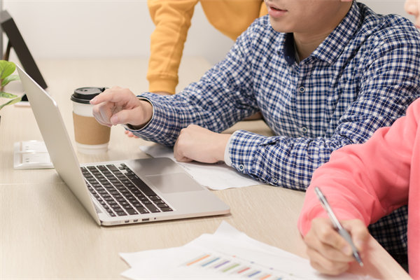 年度經(jīng)營計(jì)劃執(zhí)行過程中，如何監(jiān)控進(jìn)度與效果？