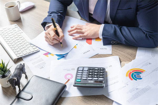 利用大數(shù)據(jù)與AI優(yōu)化績(jī)效管理流程，提升決策效率！