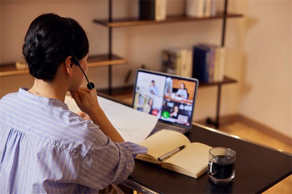 遠(yuǎn)程工作模式下，如何確保員工效率與團(tuán)隊(duì)凝聚力？