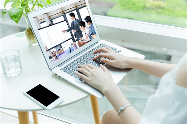 遠(yuǎn)程工作模式下，如何確保員工效率與團(tuán)隊(duì)凝聚力？