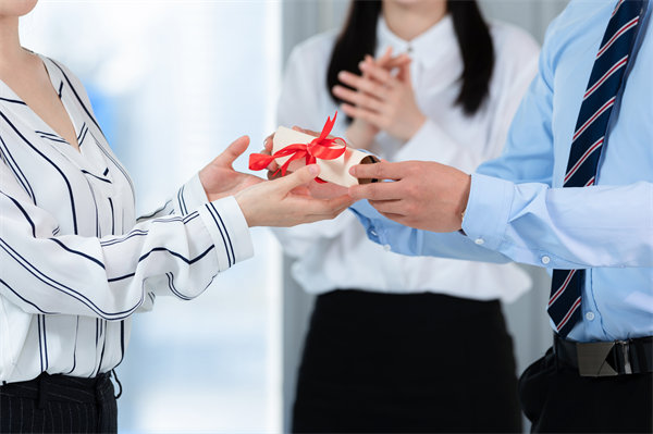 員工福利創(chuàng)新：哪些非貨幣激勵(lì)能顯著提升員工忠誠度？