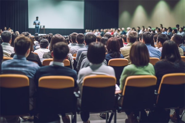 在變革中，如何有效管理組織內(nèi)部的沖突與不確定性？