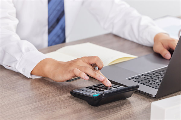 如何建立高效預(yù)警系統(tǒng)，及時應(yīng)對預(yù)算超支風(fēng)險？