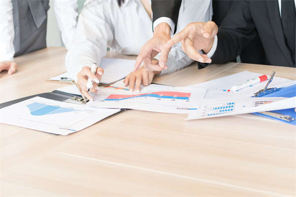 年度經(jīng)營計劃中的員工培訓與發(fā)展計劃如何設計？