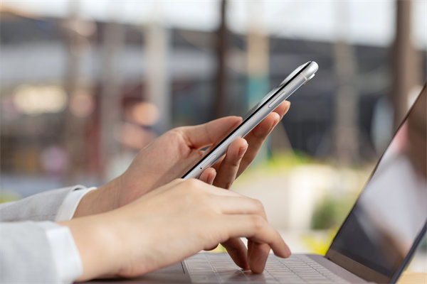 在遠程工作模式下，如何有效監(jiān)控與評估員工績效？