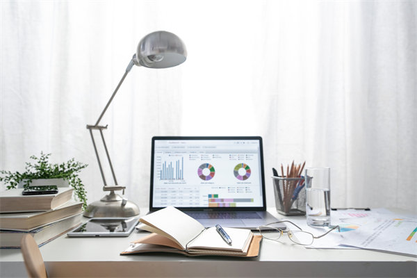 在遠(yuǎn)程工作模式下，如何有效監(jiān)控與評(píng)估員工績效？