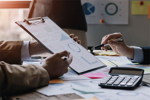 制定年度預(yù)算時(shí)，如何兼顧創(chuàng)新投入與成本控制？