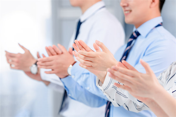 面對人才流失問題，企業(yè)應(yīng)如何改進(jìn)人力資源策略？