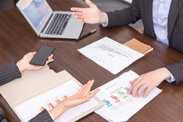 市場(chǎng)環(huán)境突變時(shí)，企業(yè)如何靈活調(diào)整預(yù)算策略以應(yīng)對(duì)？