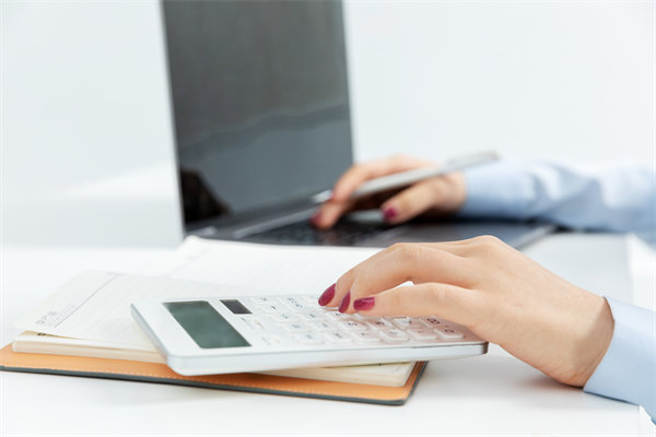 市場(chǎng)環(huán)境突變時(shí)，企業(yè)如何靈活調(diào)整預(yù)算策略以應(yīng)對(duì)？