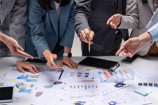 在跨部門預(yù)算協(xié)調(diào)中，如何克服溝通障礙，達(dá)成共識(shí)？