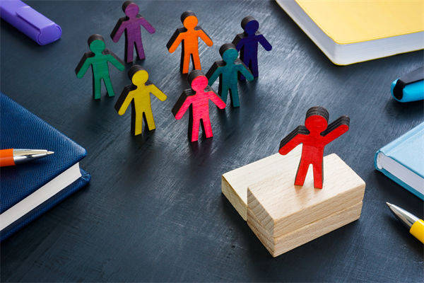 全球化背景下，企業(yè)如何構(gòu)建跨文化競爭優(yōu)勢戰(zhàn)略？