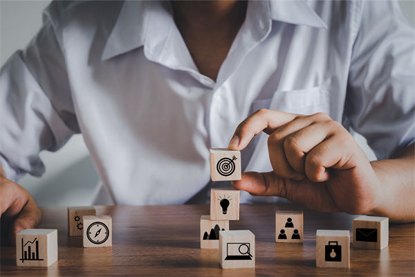 商業(yè)環(huán)境復(fù)雜多變，如何高效實(shí)施集團(tuán)全面管控策略？