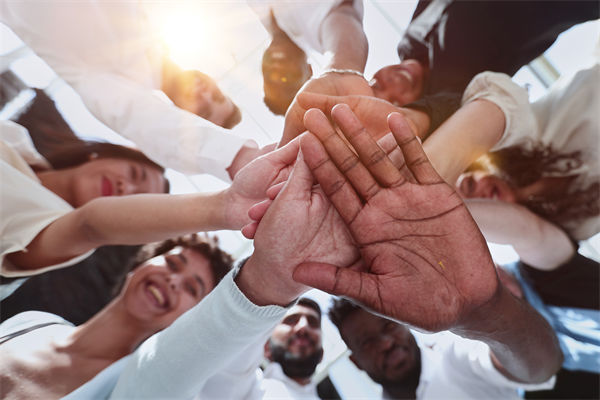 跨國企業(yè)如何管理文化差異以實現(xiàn)全球戰(zhàn)略協(xié)同？