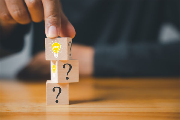 在制定企業(yè)戰(zhàn)略規(guī)劃時，如何平衡短期與長期目標(biāo)？