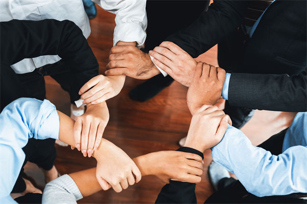 在制定企業(yè)戰(zhàn)略規(guī)劃時，如何平衡短期與長期目標？